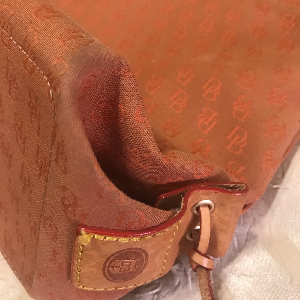 🎉 SALE! Dooney & Bourke Signature Print Large Peach Snap Tote - Picture 5 of 11